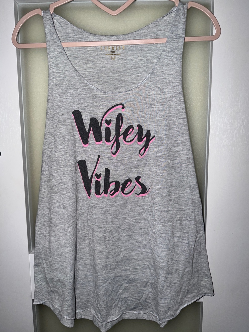 Love & Cherish “Wifey Vibes” Gray Graphic Tank Top Women’s Medium
